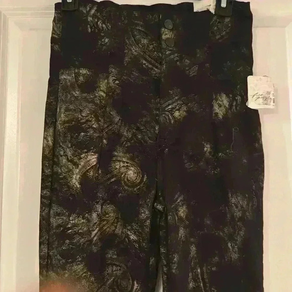 NWT. We The Free Jayde Printer Metallic High Rise Flare Leg. Black with … - Picture 4 of 10